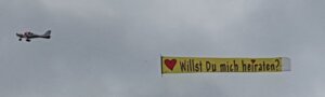 ein außergewöhnlicher Heiratsantrag, Bannerschlepp mit Fläming Air